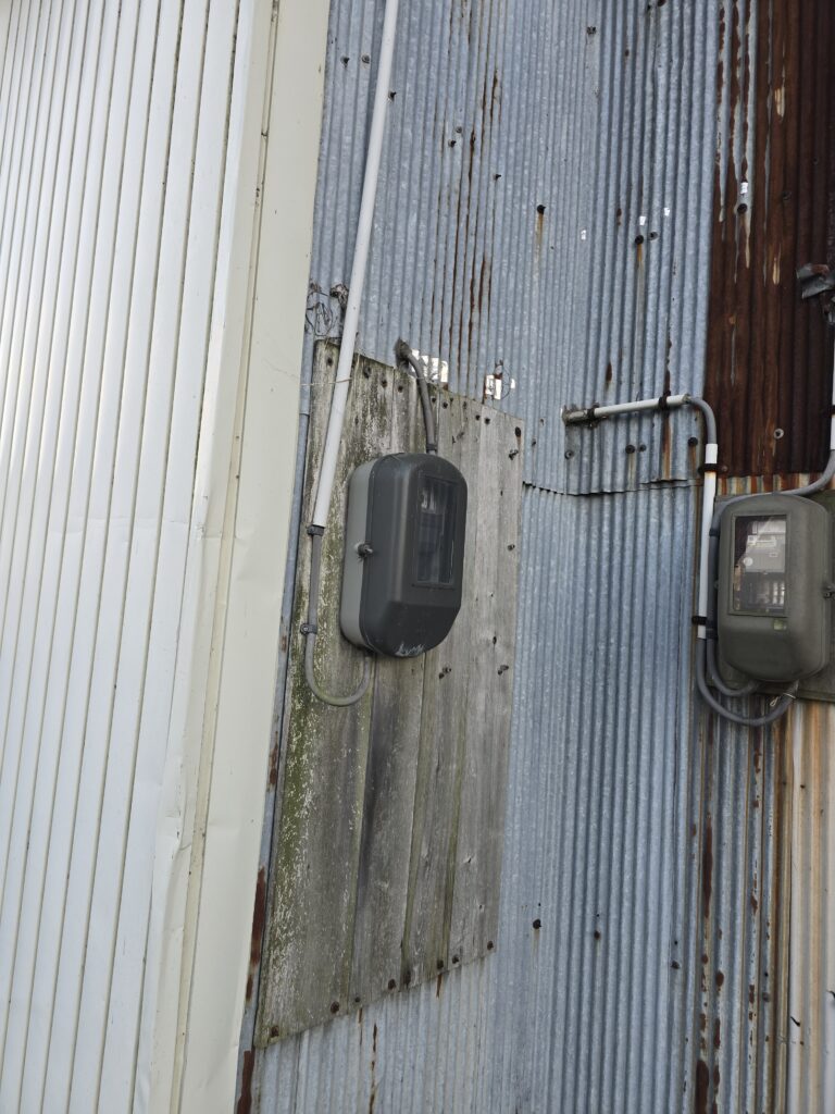 実家の電気メーターのカバー
