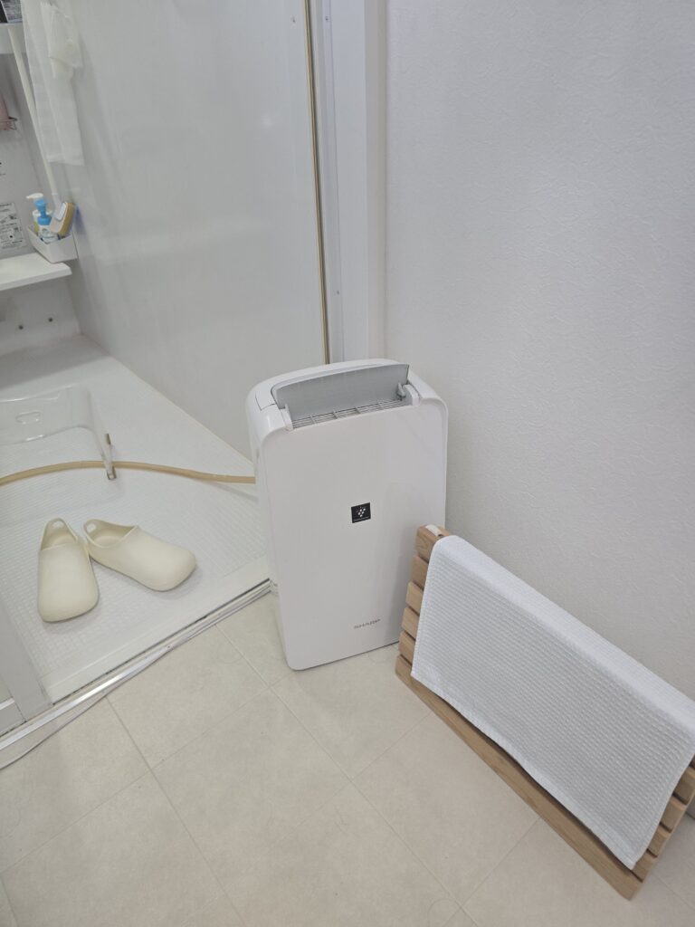 脱衣所で洗濯物を乾かすための除湿器