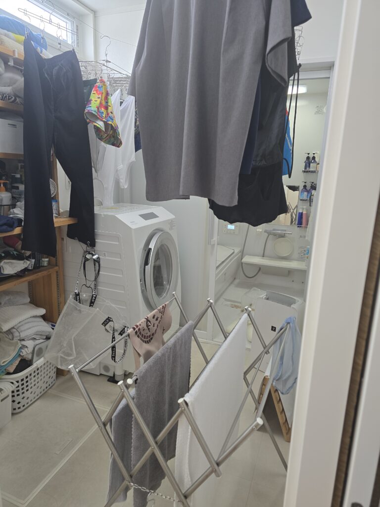 洗濯物を干干している我が家の脱衣所