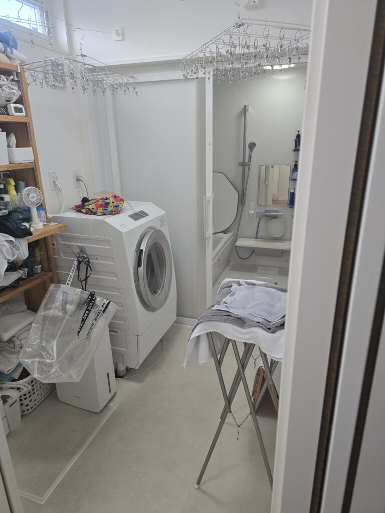 洗濯物を干すための広めの脱衣所。洗濯物を取り込んだ状態